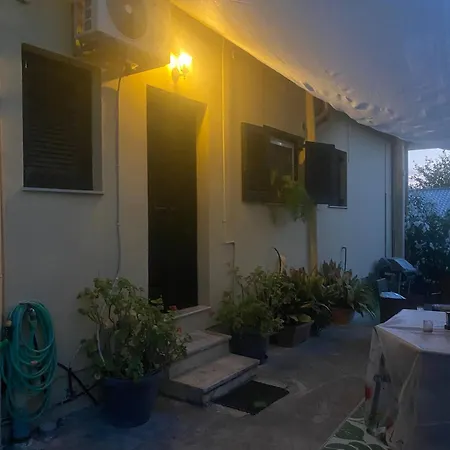 2 Bedroom Spacious Garden Apartment *