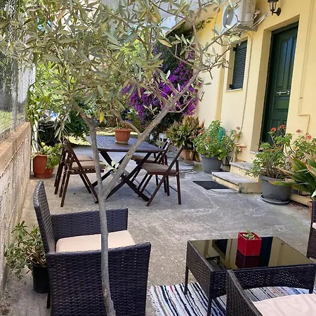 2 Bedroom Spacious Garden Διαμέρισμα *